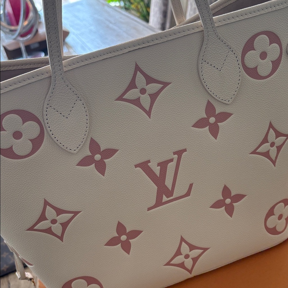 Louis Vuitton Cream Tote with Pink Monogram Accents - Picture 2 of 10